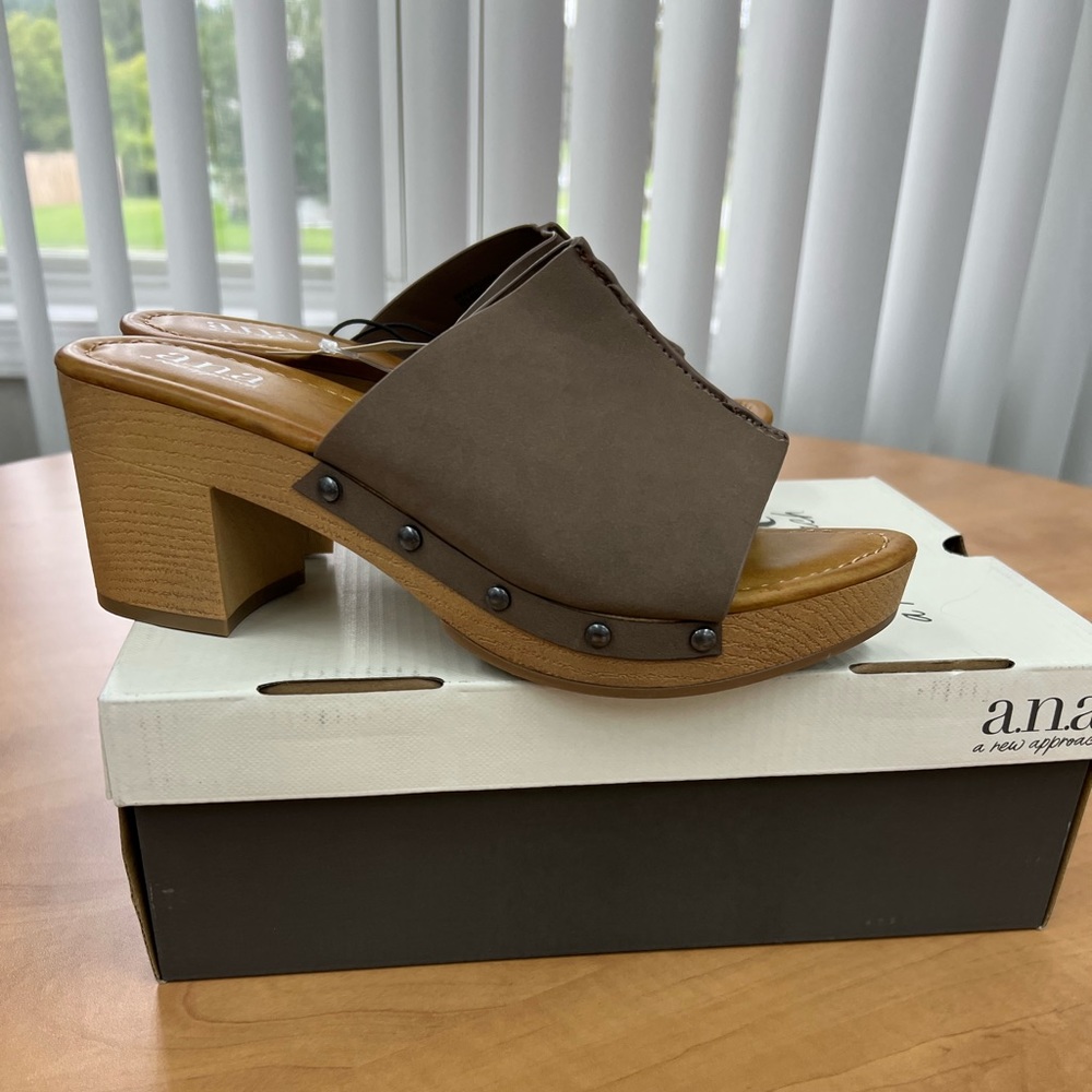 ANS Clog Size 8m women’s memory foam. $50